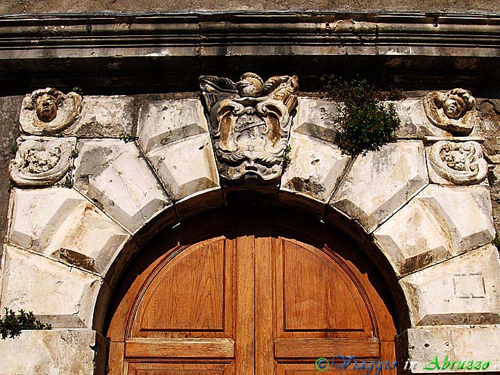 26-P5014098+.jpg - 26-P5014098+.jpg - Particolare del portale di un palazzo gentilizio del centro storico.